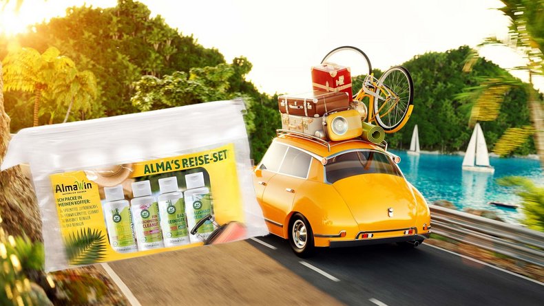 Auto fährt gepackt in den Urlaub, im Vordergrund Alma's Reise Set